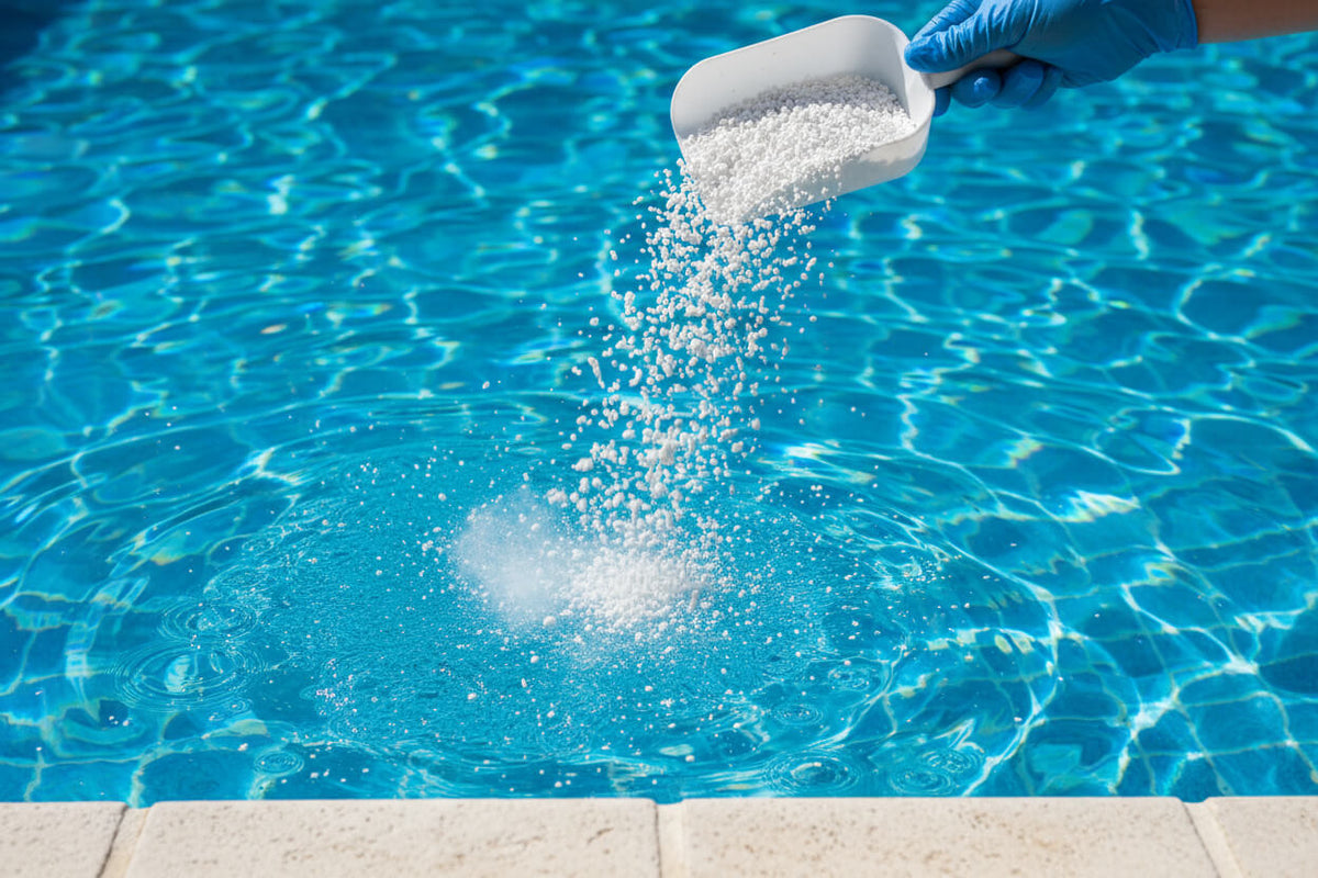 Chockklorering av pool för att ta bort klorlukt och kloraminer i vattnet.